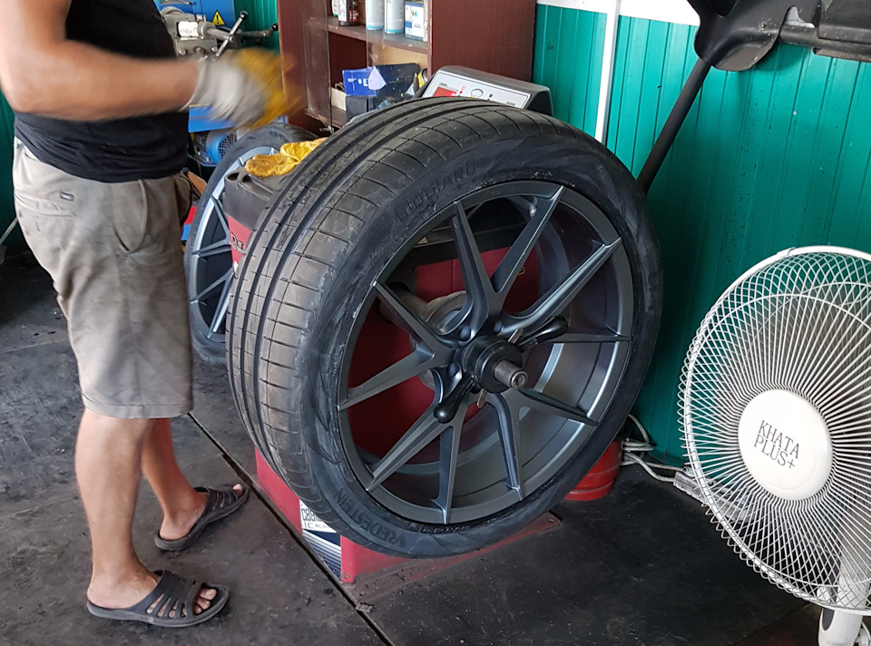 22е тапочки для красуні: Verde v99 Axis 22х9 + Vredestein Ultrac Vorti 275/40R22 108Y 5
