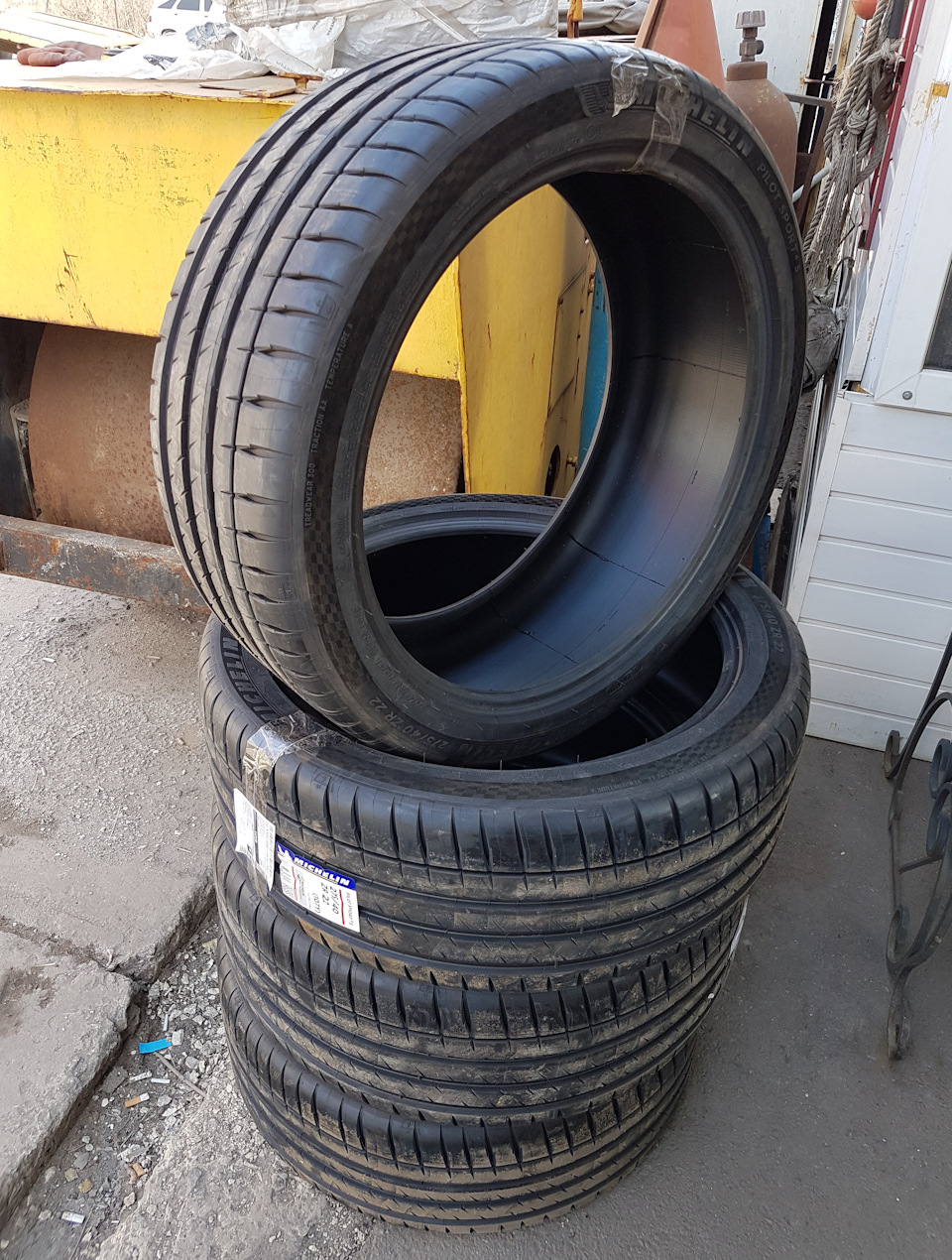 Гума на літо: Michelin Pilot Sport 4S 275/40 107Y XL 3