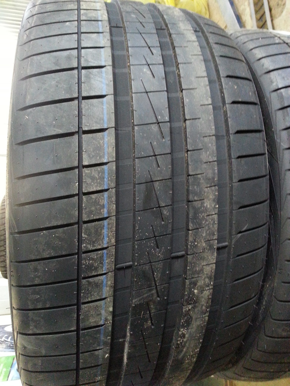 Враження про гуму Vredestein Ultrac Vorti 275/40R22 108Y XL 3