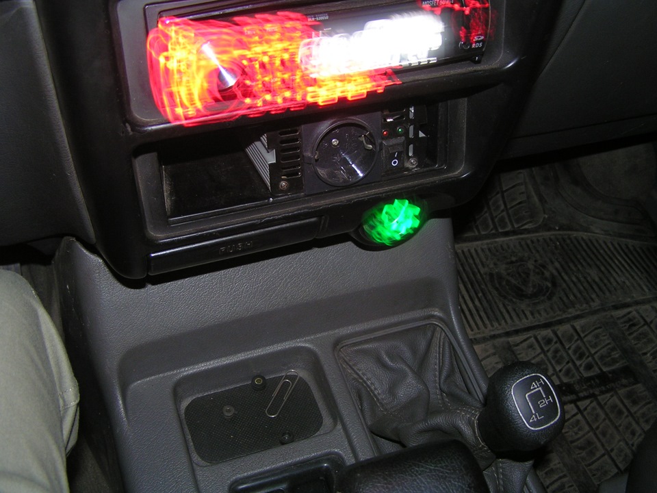 Встановлення розетки 220 в панель авто 1