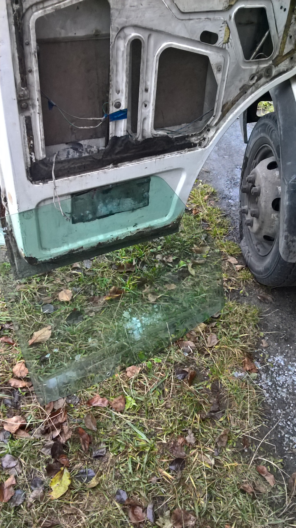 Заміна скла водійських дверей 1