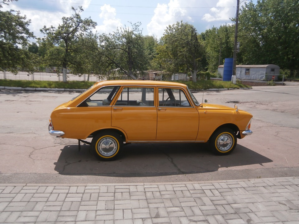 Автомобіль біля автосалону 4