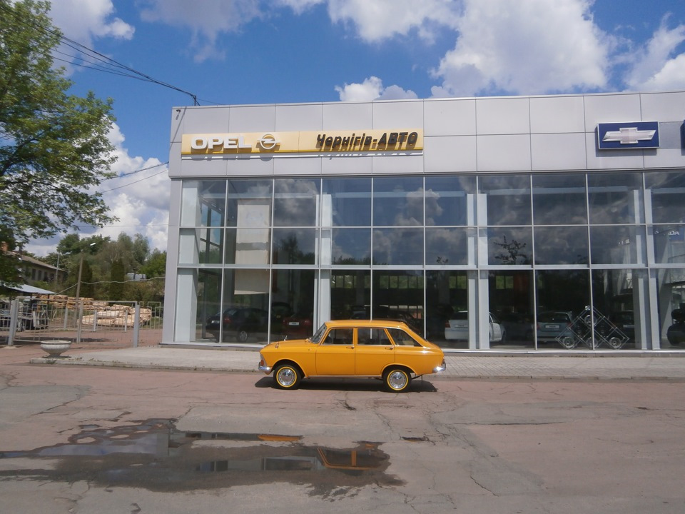 фото біля автосалону 2