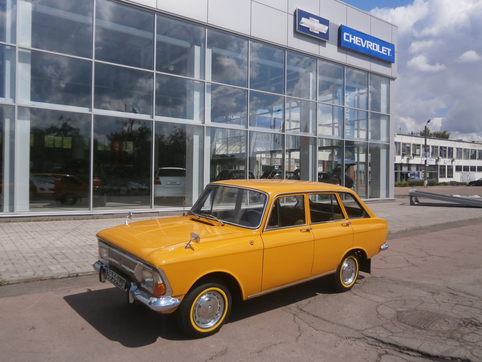 фото біля автосалону 1