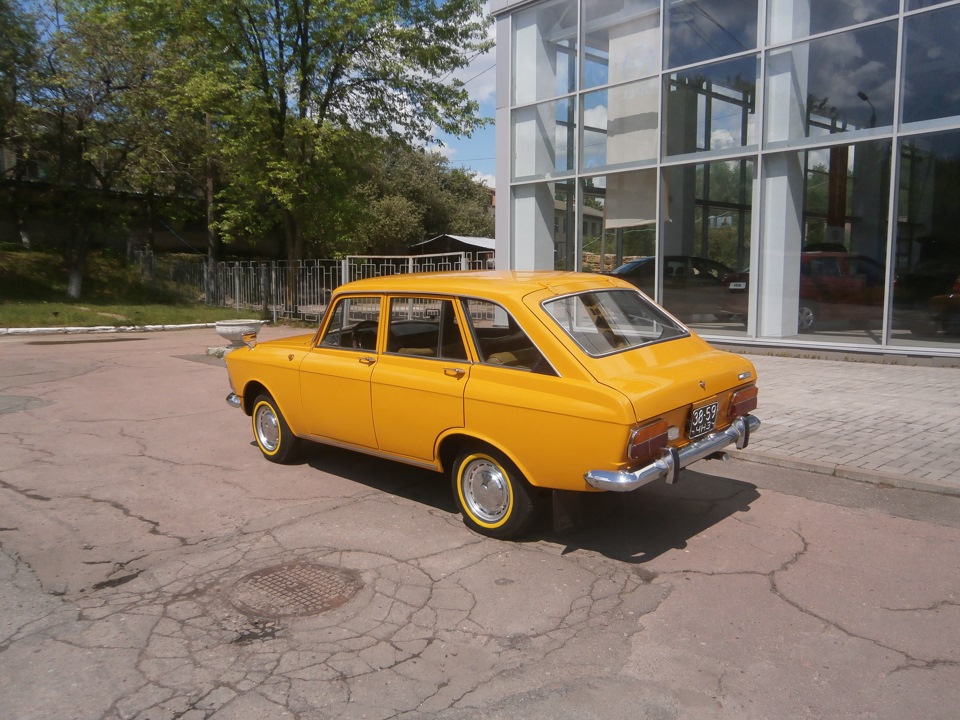 фото біля автосалону 3