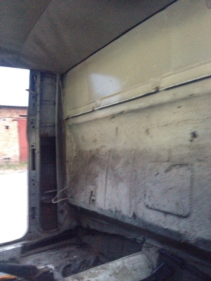 Очищення підлоги салону від мастики. 3