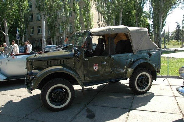 9-го ТРАВНЯ 2013 порадували ветеранів старими автомобільчиками і зустрілися з друзями) 5