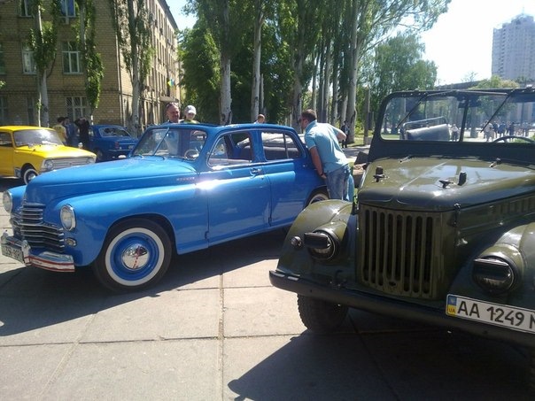 9-го ТРАВНЯ 2013 порадували ветеранів старими автомобільчиками і зустрілися з друзями) 4