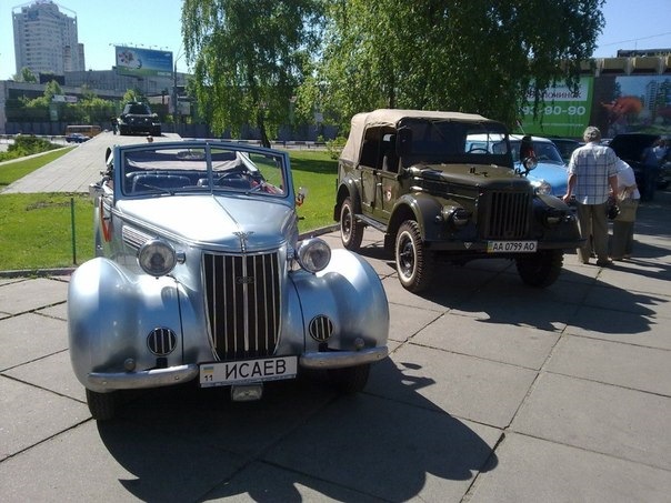 9-го ТРАВНЯ 2013 порадували ветеранів старими автомобільчиками і зустрілися з друзями) 3