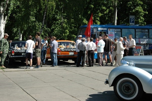 9-го ТРАВНЯ 2013 порадували ветеранів старими автомобільчиками і зустрілися з друзями) 1