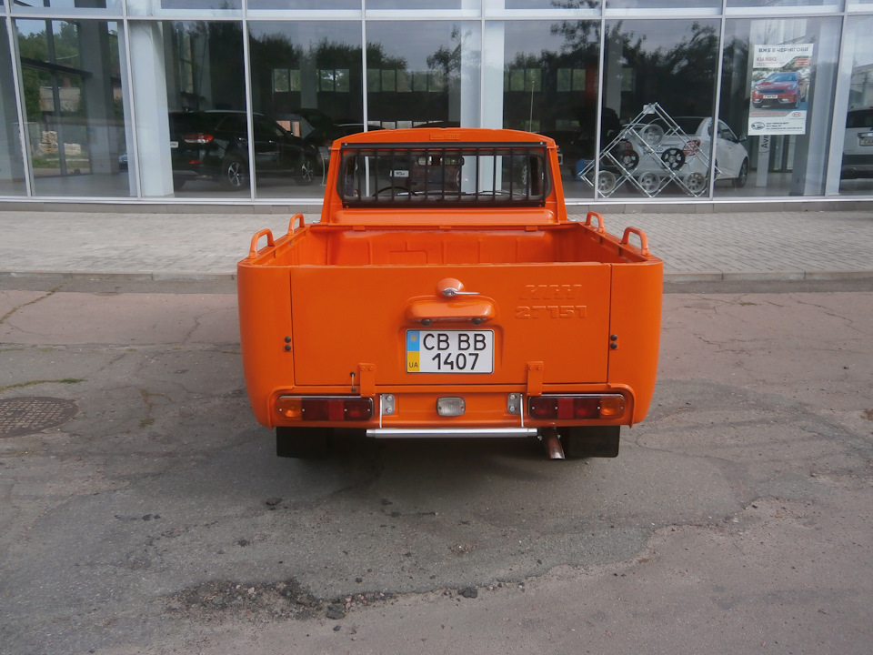 фото біля автосалону 4