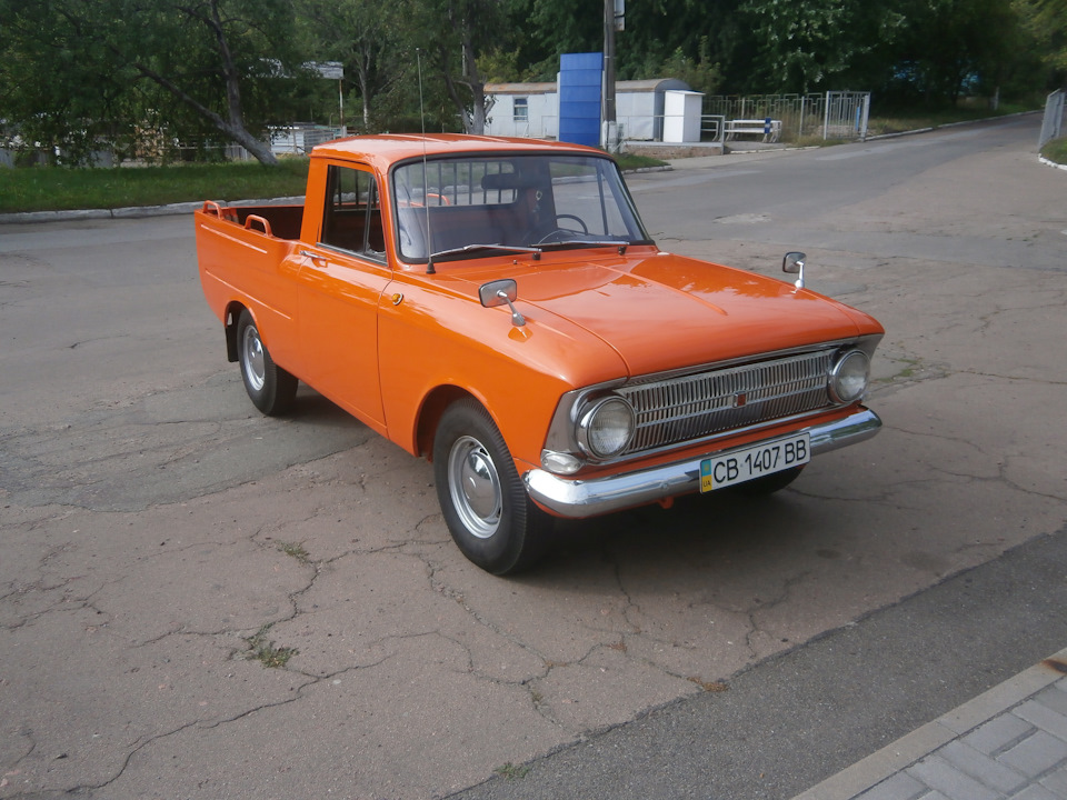 фото біля автосалону 5