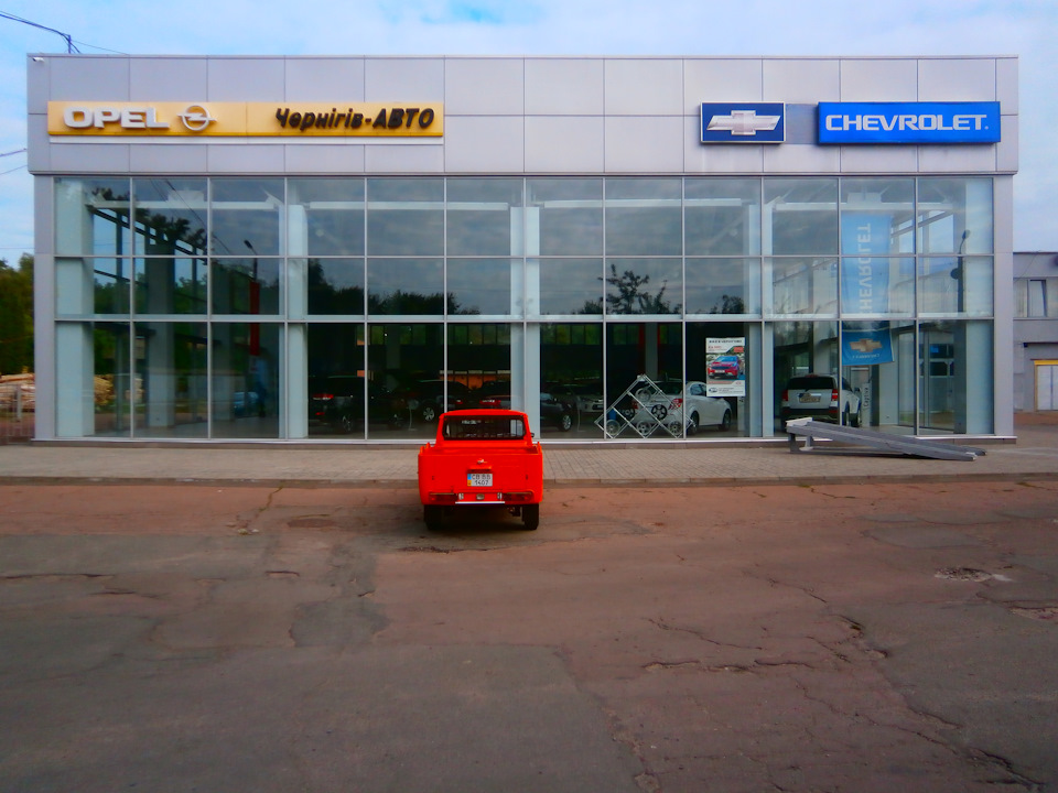 фото біля автосалону 1