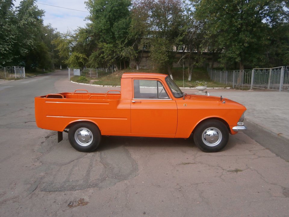 фото біля автосалону 2