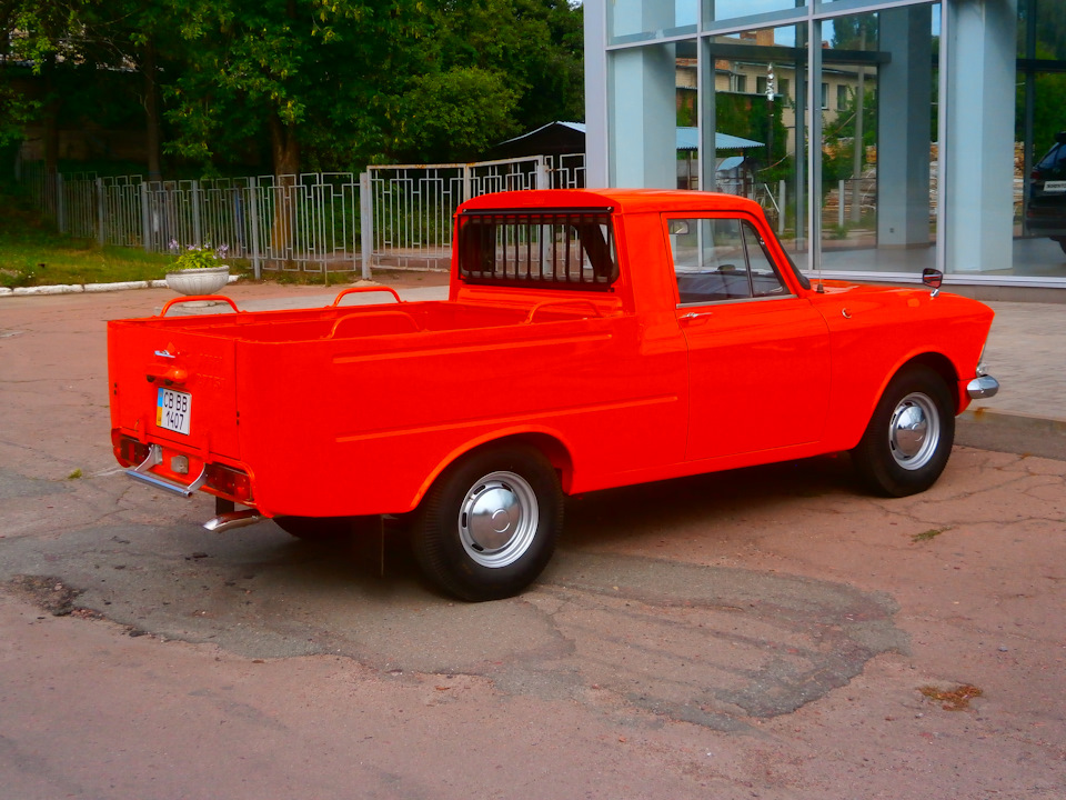 фото біля автосалону у кольорі 1