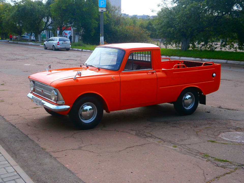 фото біля автосалону у кольорі 4