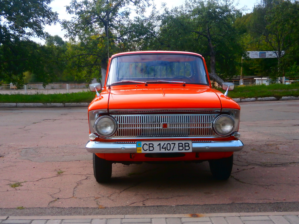 фото біля автосалону у кольорі 3