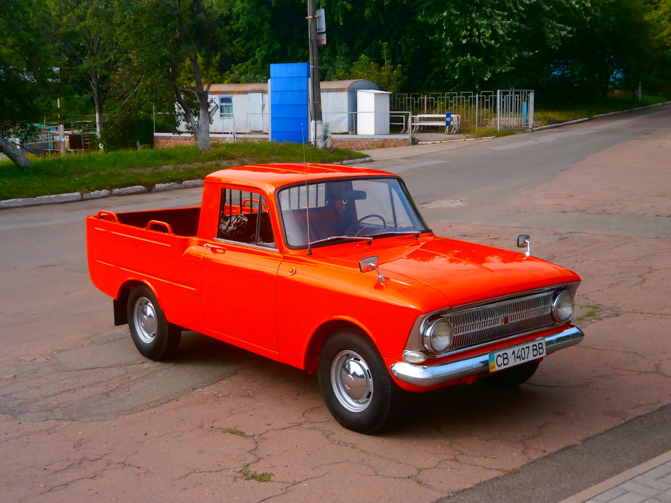 фото біля автосалону у кольорі 5
