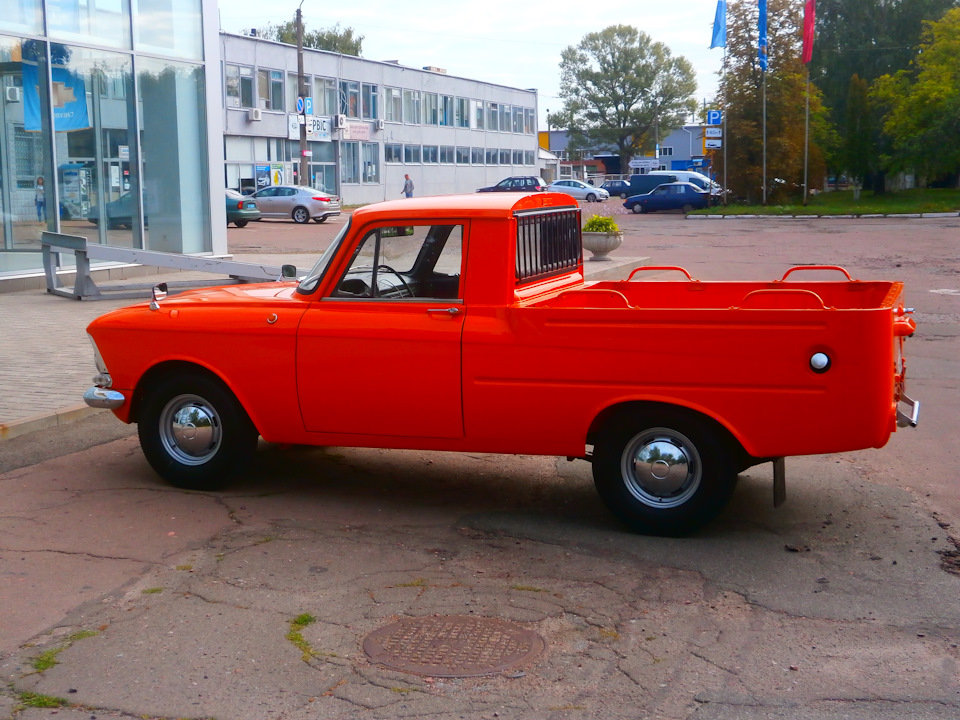 фото біля автосалону у кольорі 2