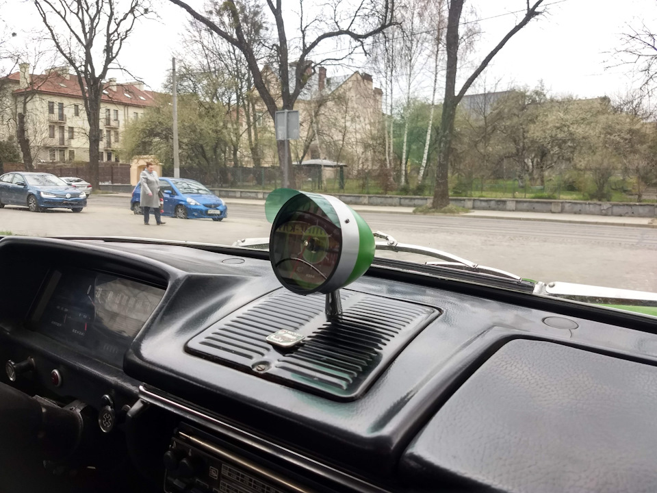Годинник на торпедо 3