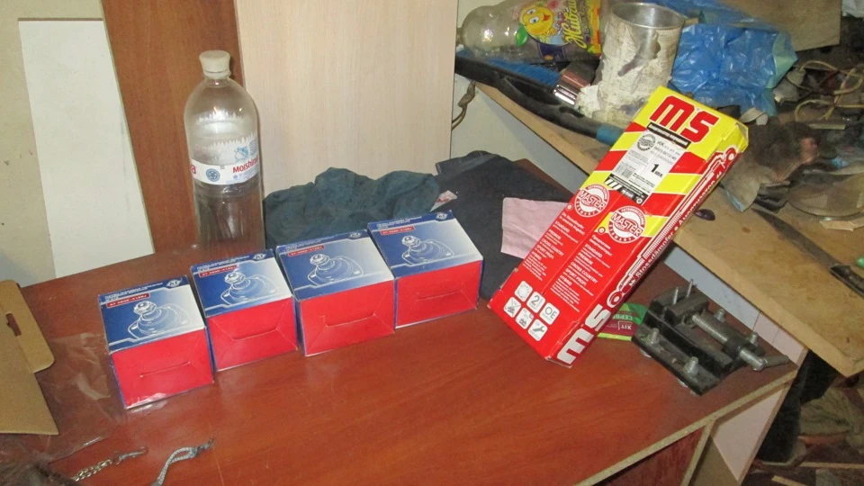 Продовжуємо зачистку кузова, передня балка