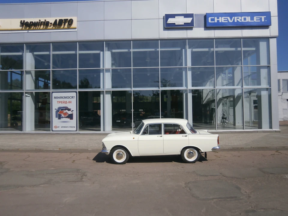 фото біля автосалону