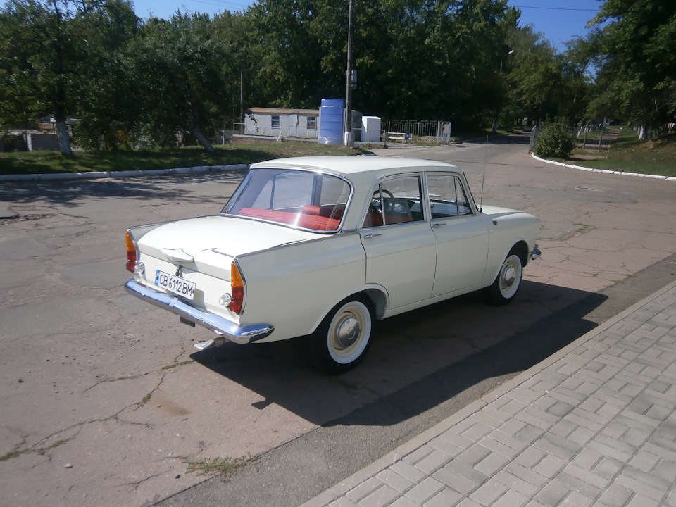 фото біля автосалону 4