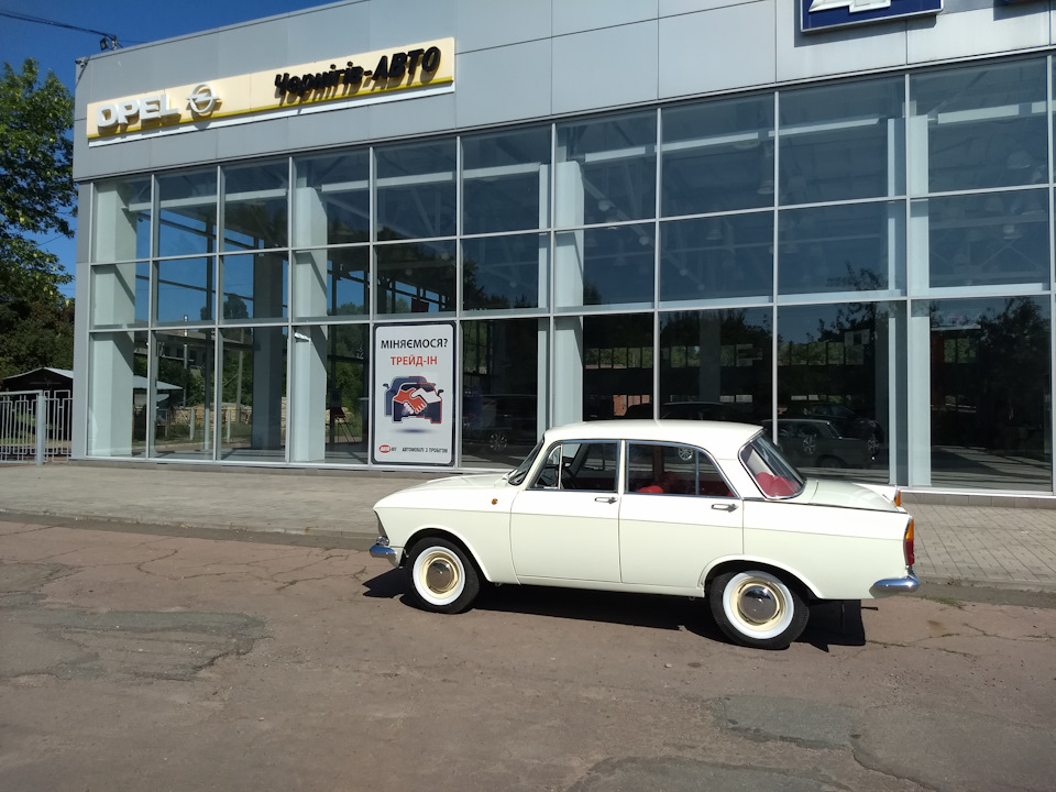 Біля автосалону 1
