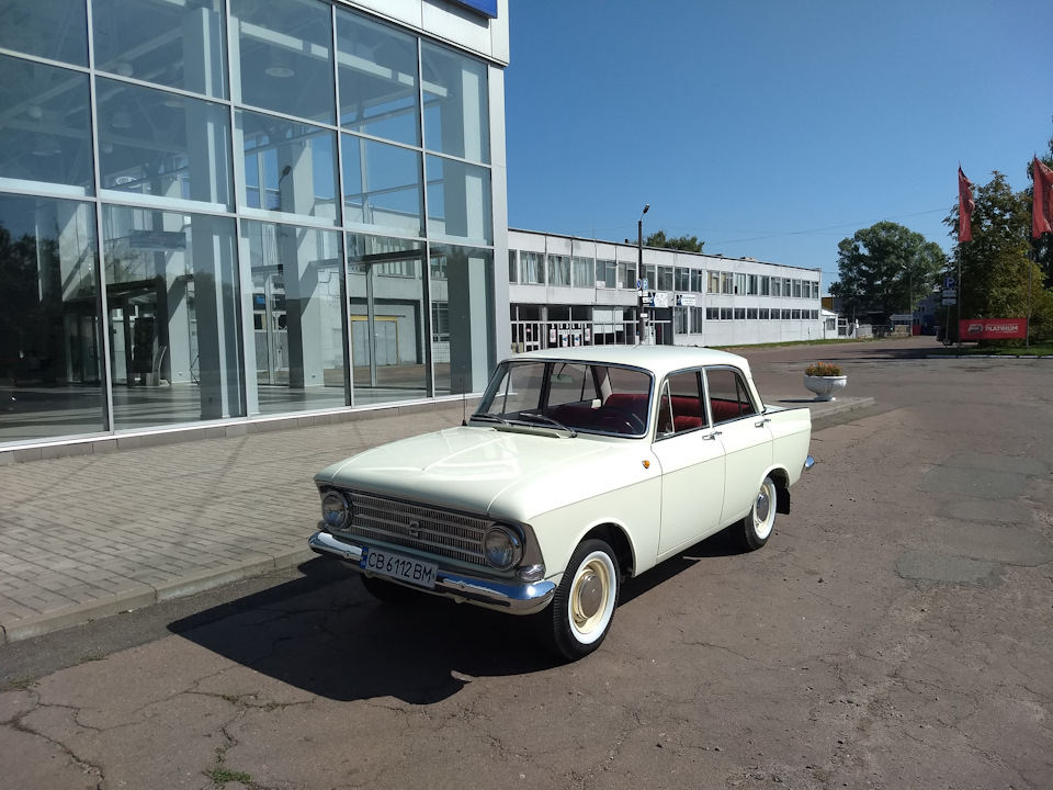 Біля автосалону 5
