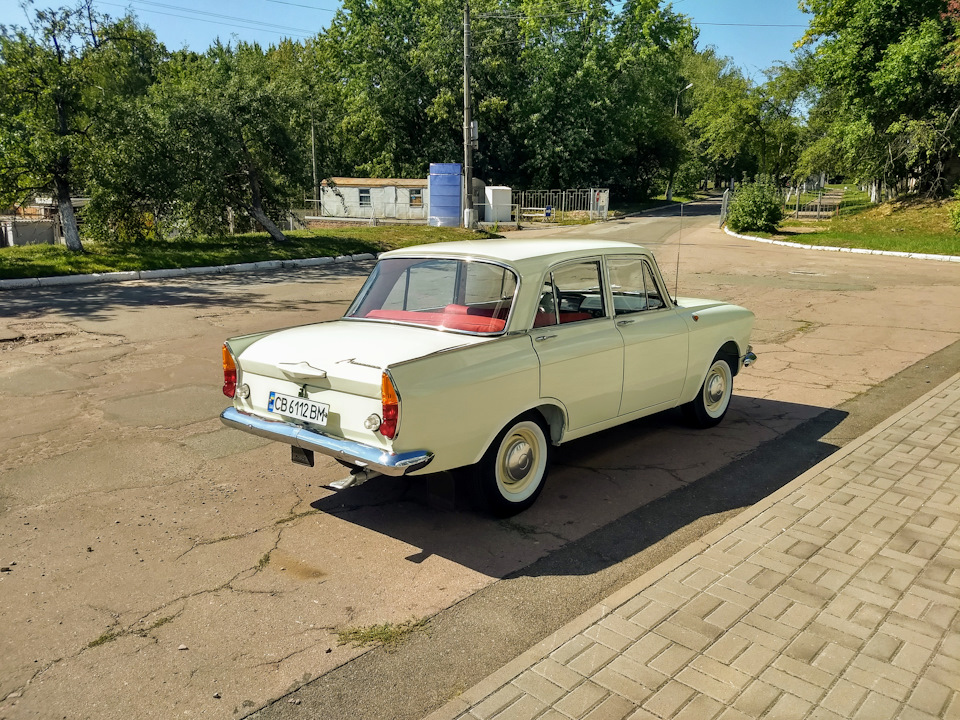 Біля автосалону 4