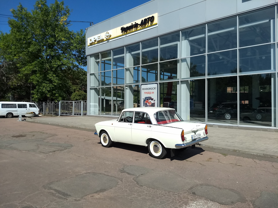 Біля автосалону 2