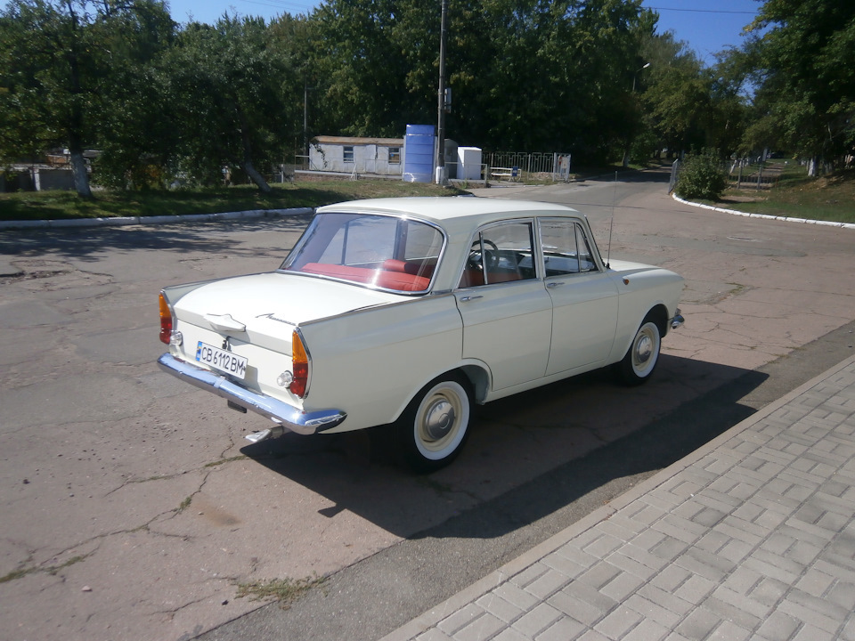 Біля автосалону Іж 412 Сатурн 3