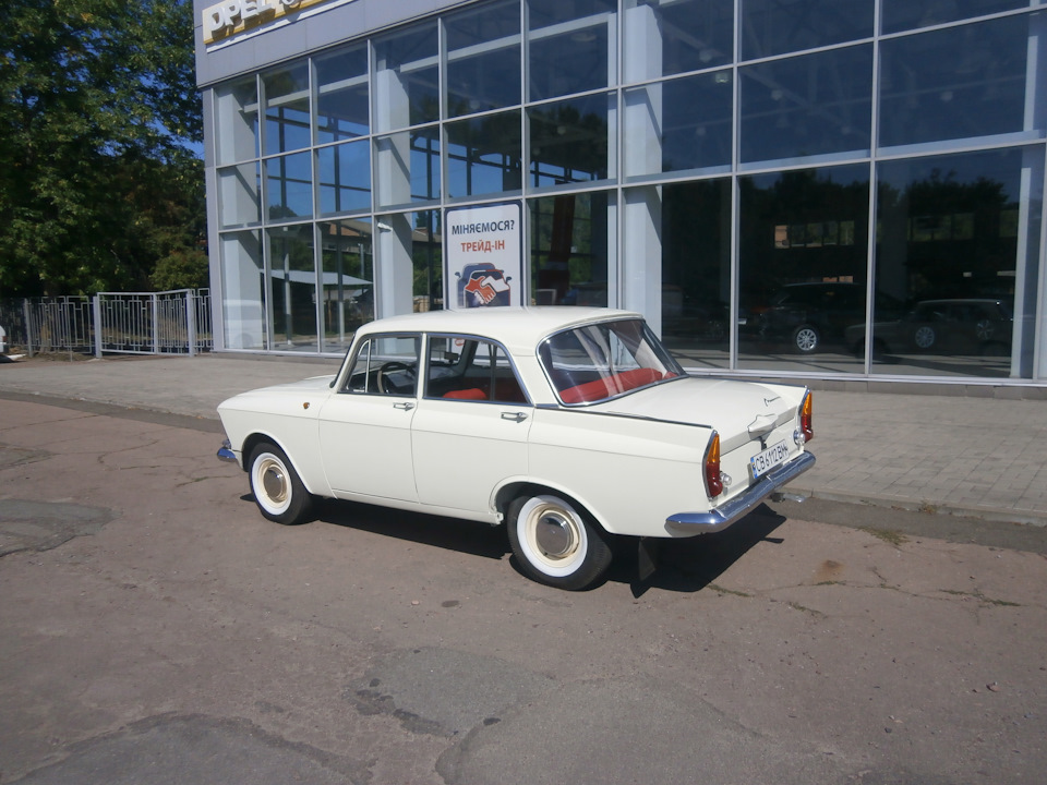 Біля автосалону Іж 412 Сатурн 4