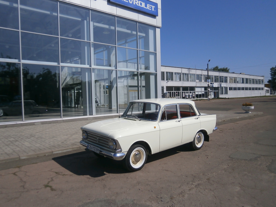 Біля автосалону Іж 412 Сатурн 5