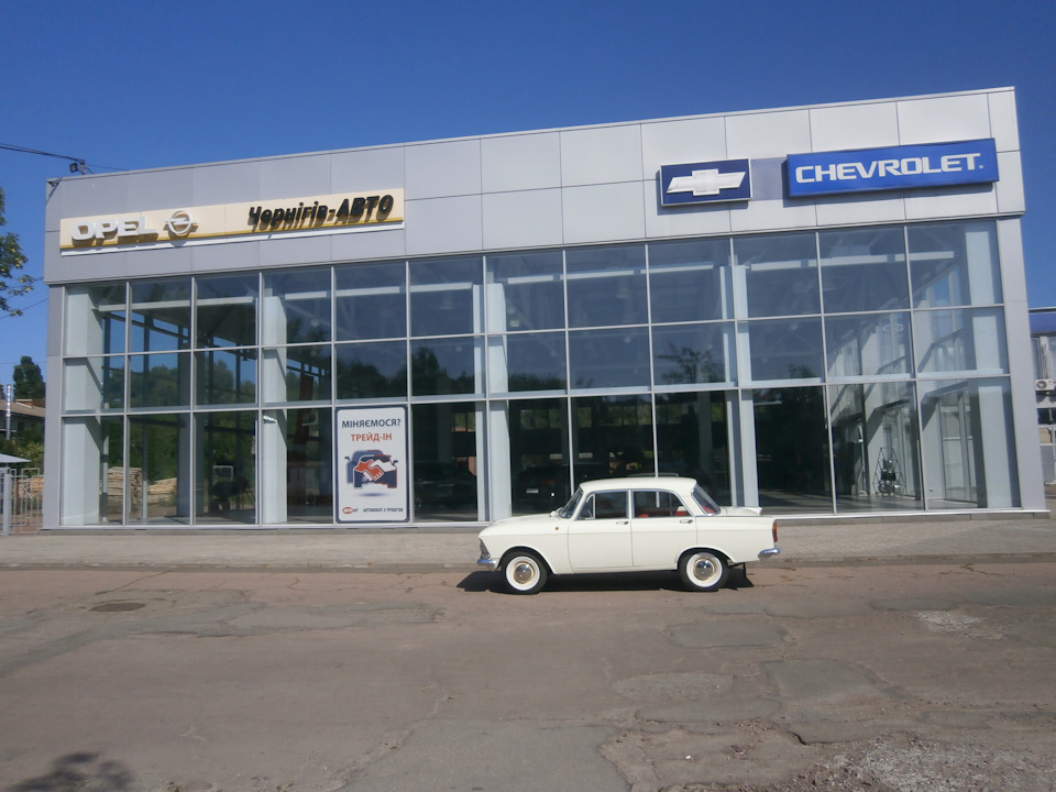 Біля автосалону Іж 412 Сатурн 2