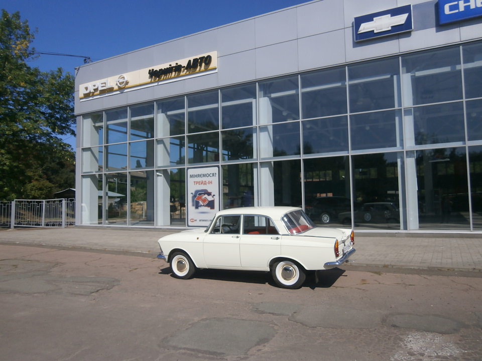 Біля автосалону Іж 412 Сатурн 1