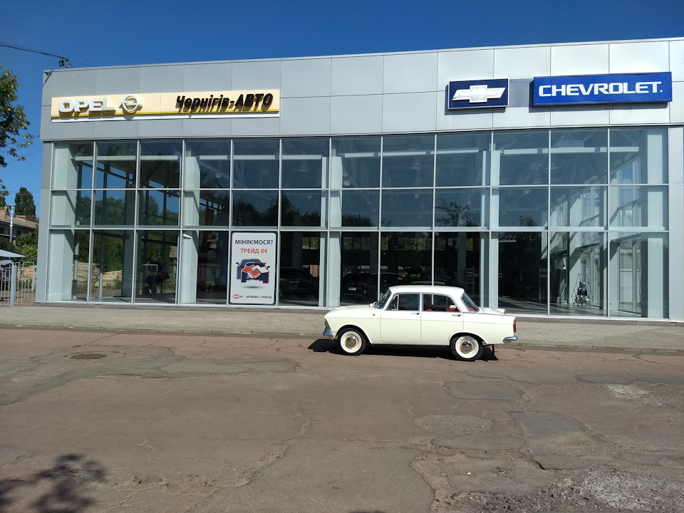 Біля автосалону 3