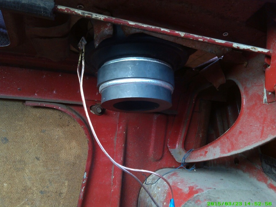 вліпив динаміки (JVC 45-180w 6Ω дві магнітні) і магнітолу Kenwood-294Y 4
