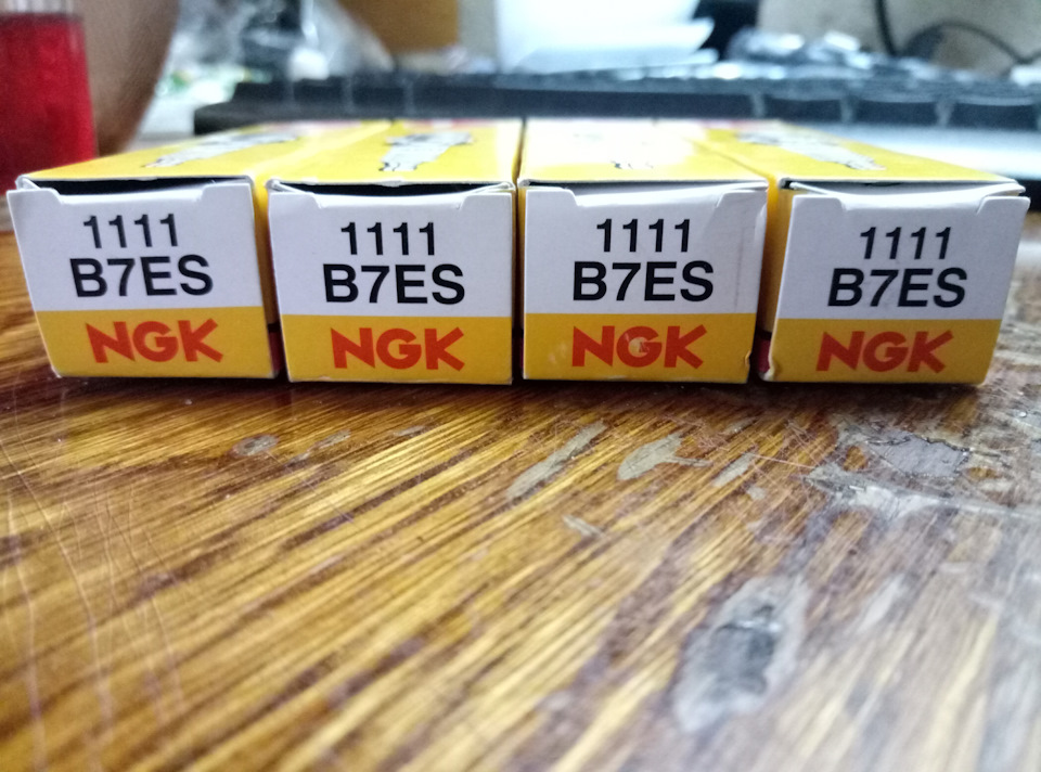 Прийшла посилка. Свічки запалювання NGK. 1