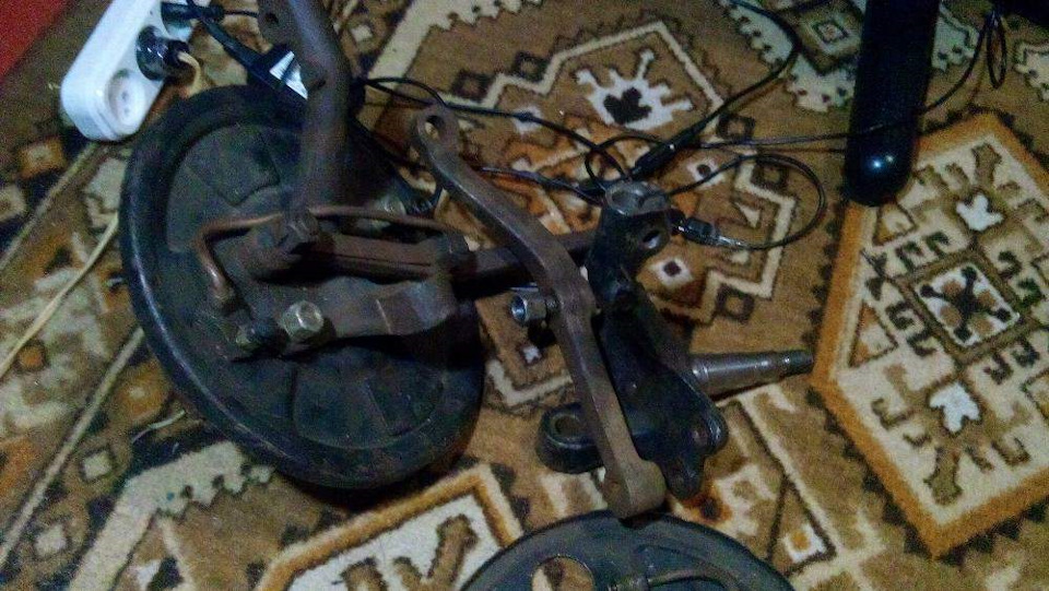 Передні гальма барабанні? 1