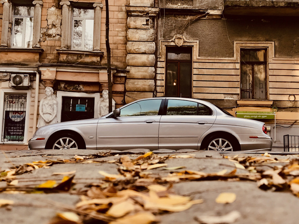 Jaguar в осінній Одесі 4
