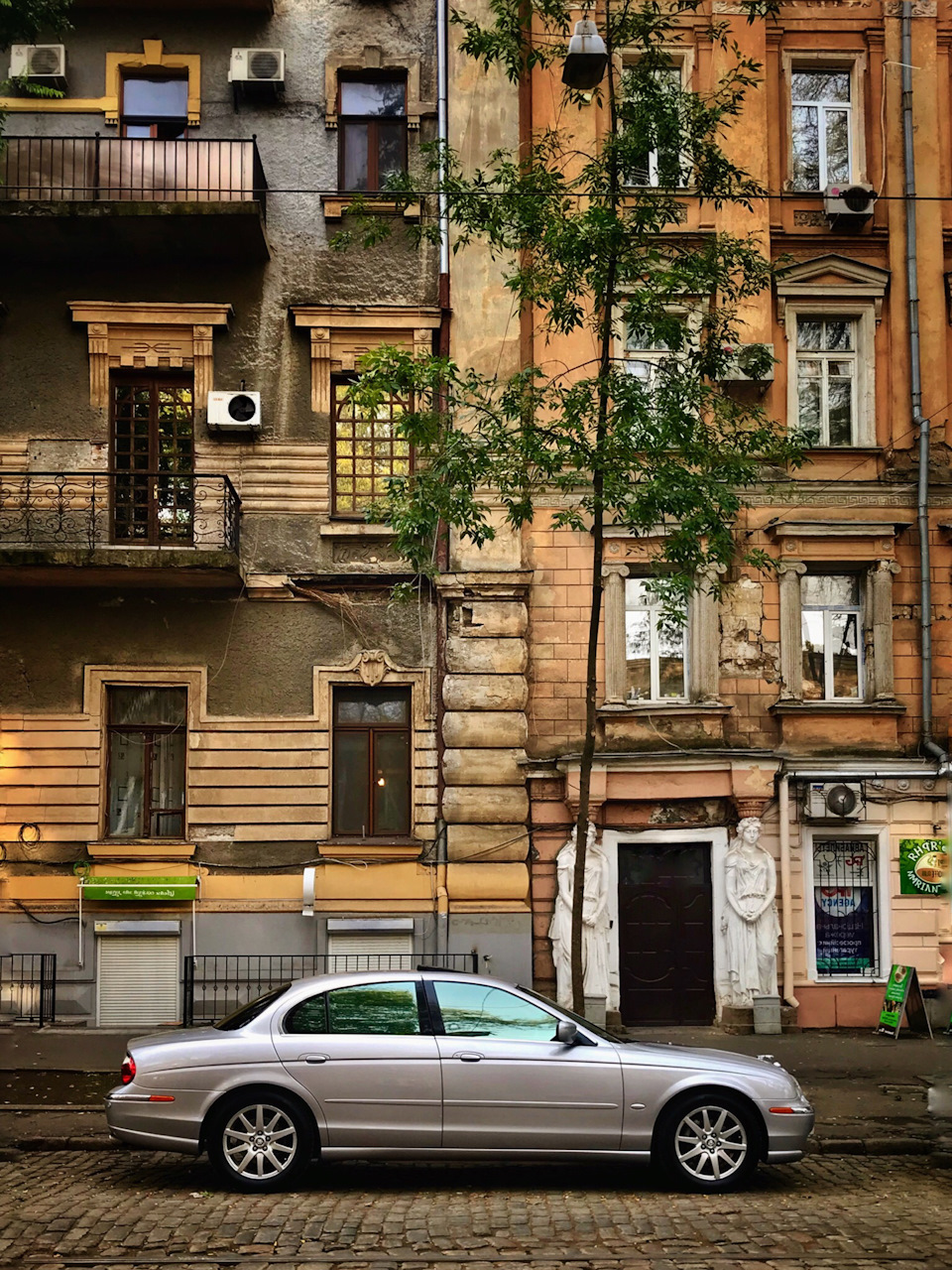 Jaguar в осінній Одесі 1
