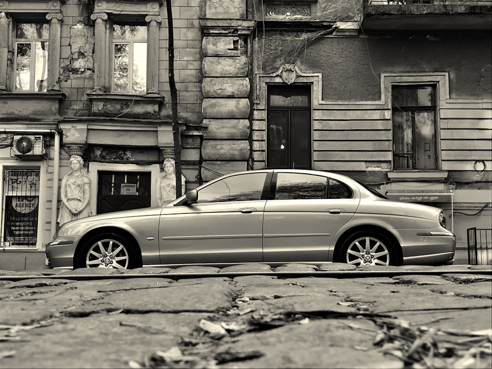 Jaguar в осінній Одесі 2