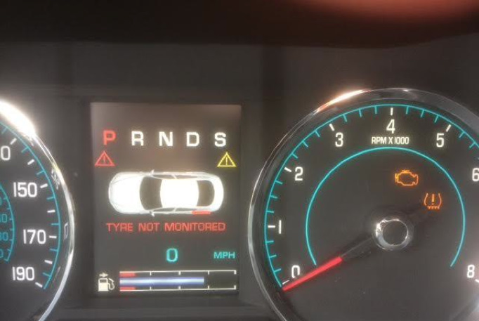 SSM72742 На щитку приладів відображається повідомлення Tire Pressure wheel not monitored (Тиск у шинах не контролюється) 1