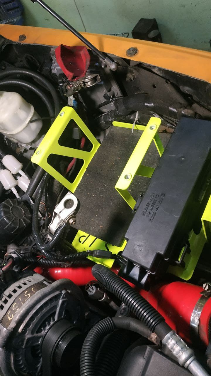 Майданчик для акумулятора на Jeep KJ 4