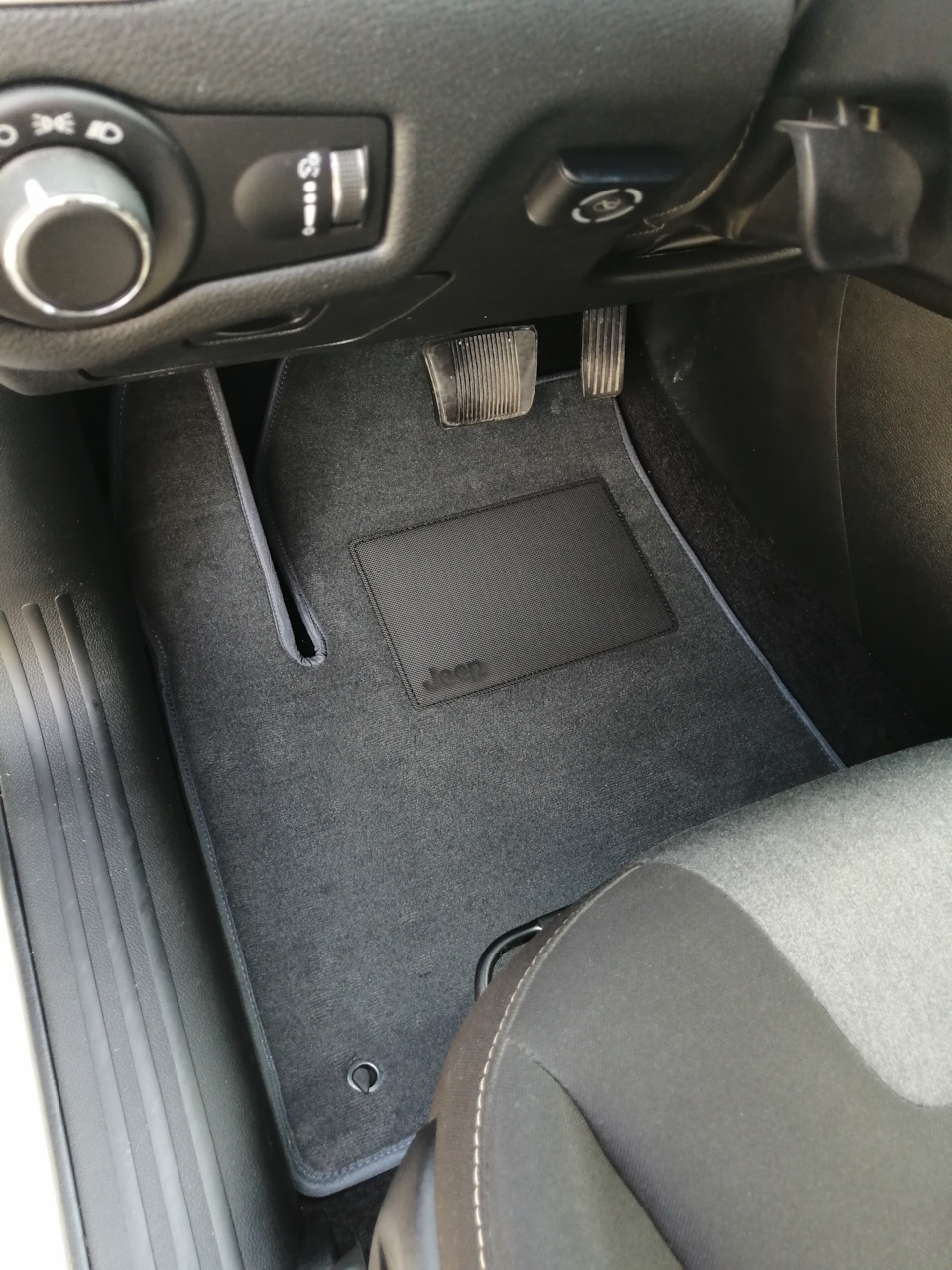 Ворсові килимки в Jeep 1