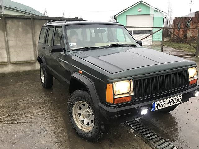 Так все-таки скільки прорізів у решітці радіатора JEEPів? 5