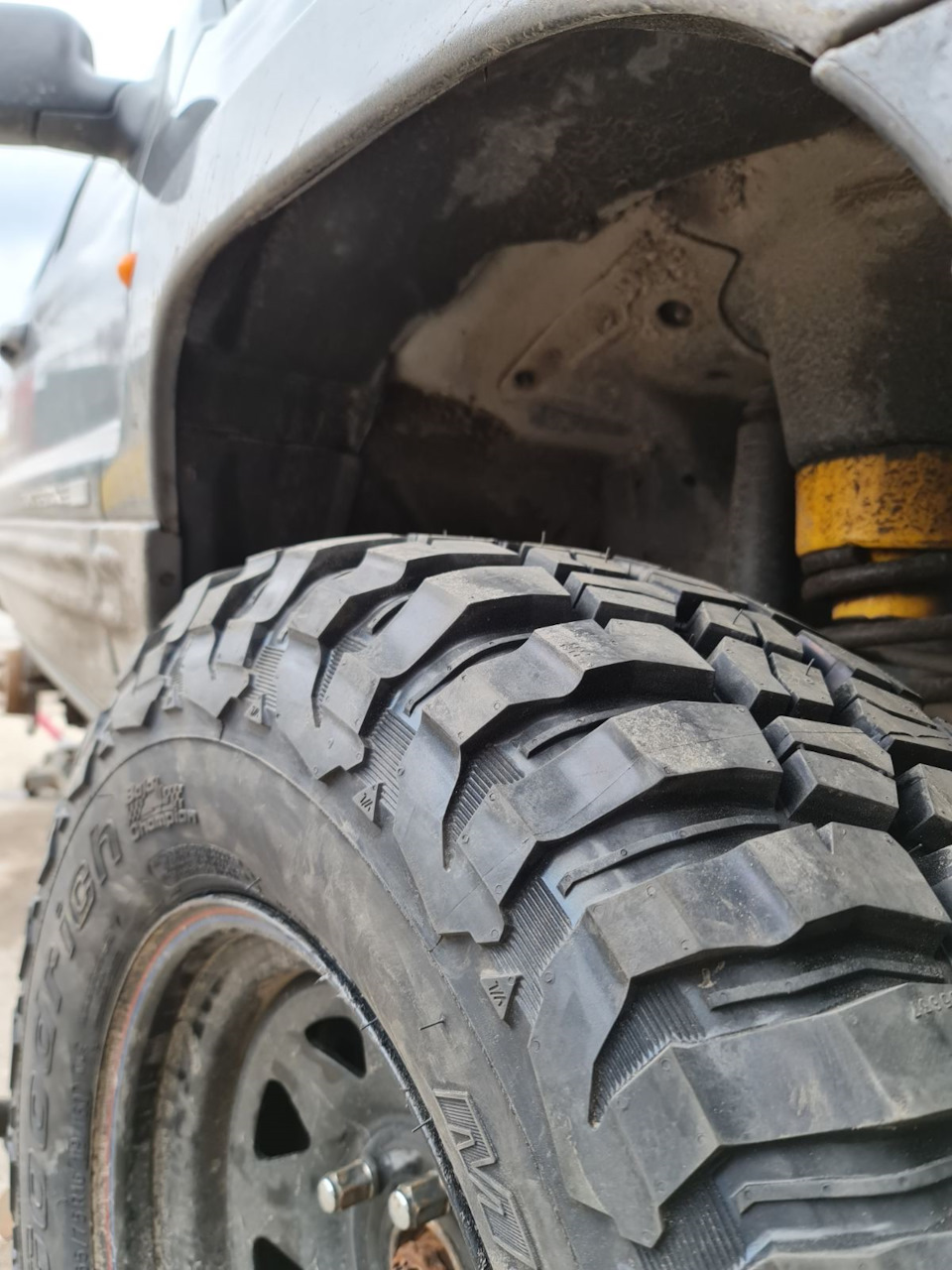 BFGOODRICH MUD TERRAIN T/A KM3 265/75 R16 119/116Q 3