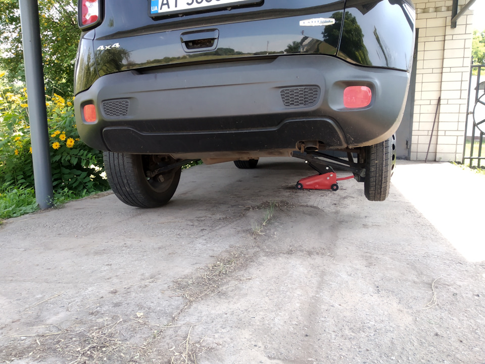 Домкрат, докатка, компрессор. Бойовий набір для Jeep Renegade 2