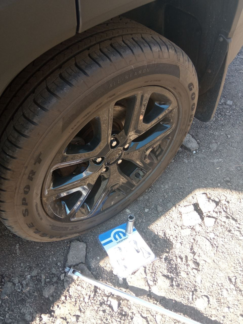 Секретки Mopar та заміна батарейки в ключі 1